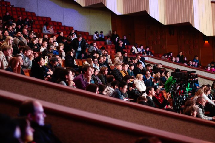 audience crowd event 301987 e1526605606509